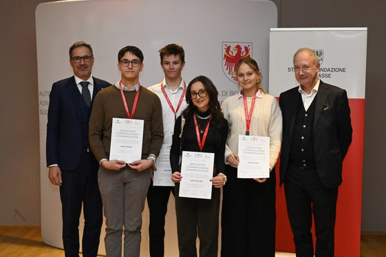 Il presidente Arno Kompatscher (a sinistra) e il presidente della Fondazione Cassa di Risparmio Stefan Pan (a destra) hanno accolto con gioia i diplomati premiati per il loro successo (da sinistra): Jakob Plattner di Sciaves, Josef Wieser di Telves, Sofia Incurvati di Vipiteno e Teresa Tötsch di Prati. (Foto: Fondazione Cassa di Risparmio /Ochsenreiter)