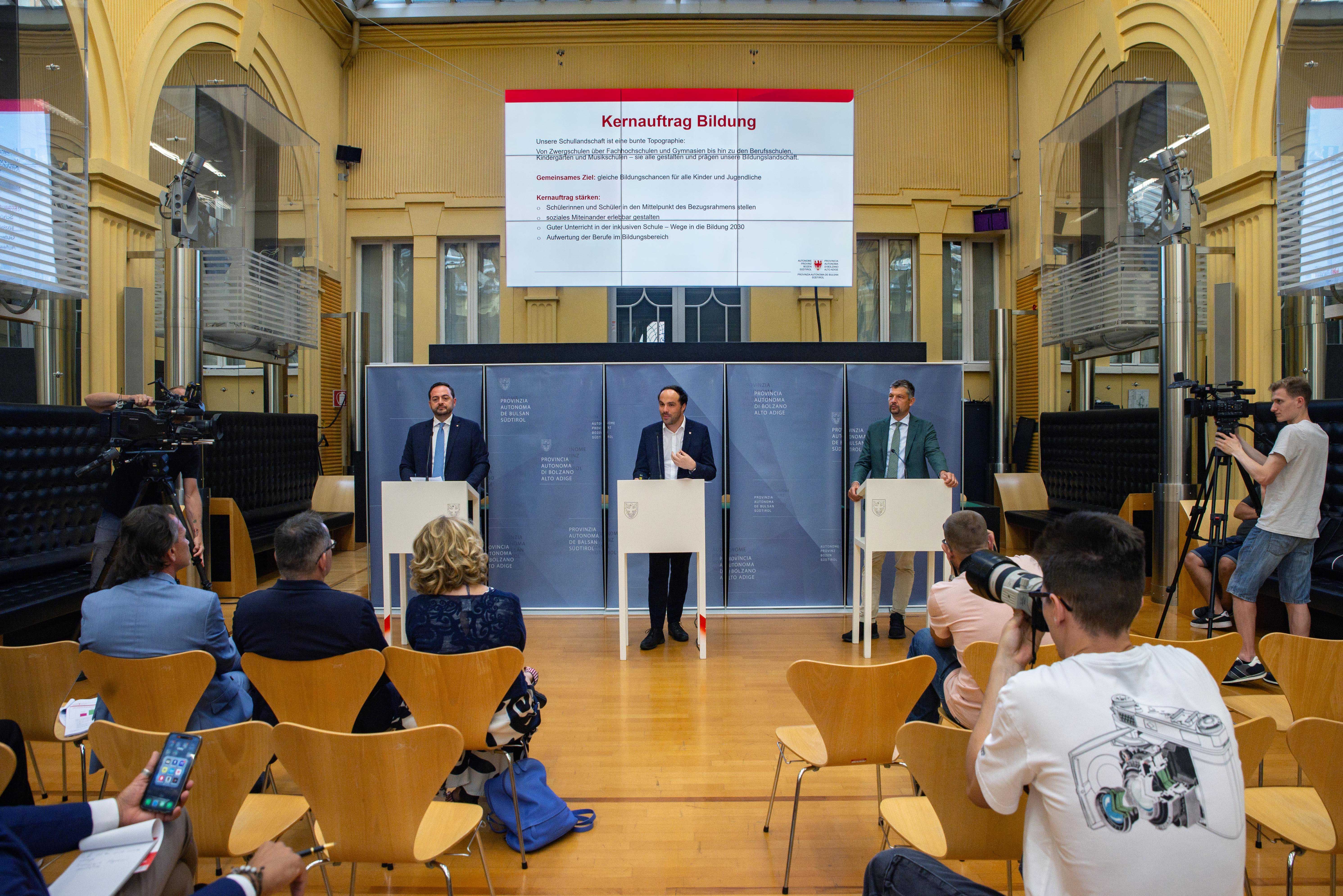 Deberieda cun la trëi direzions furmatives ti à i trëi assessëures per la scola dat na udleda al ann de scola passà y al ann de scola che à da unì. (Foto: USP/Greta Stuefer)