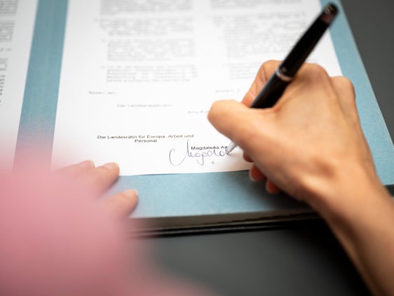 Firmata la lettera d'intenti con la quale, tra le altre cose, i sindacati approvano l'offerta economica della Provincia – 825 milioni di euro per il triennio 2025-27 per i dipendenti che rientrano nel contratto collettivo d'intercomparto e il personale docente delle scuole a carattere statale. (Foto: USP/Fabio Brucculeri)