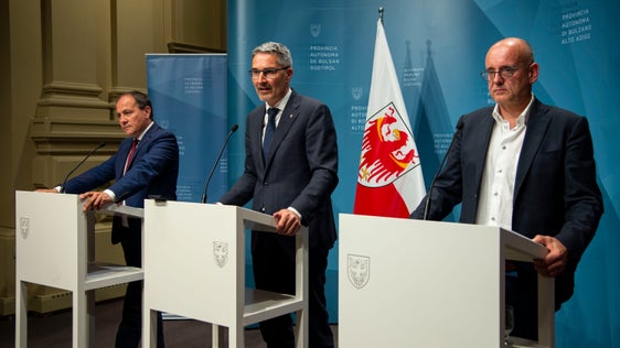 L'assessore Vettorato, il presidente Kompatscher e il direttore dell'Agenzia per l'ambiente e la protezione del clima Ruffini hanno illustrato oggi (5 giugno) il disegno di legge che disciplina le modalità e le procedure per il rilascio delle concessioni di grandi derivazioni d'acqua per la produzione di energia elettrica. (Foto: ASP/Fabio Brucculeri) 