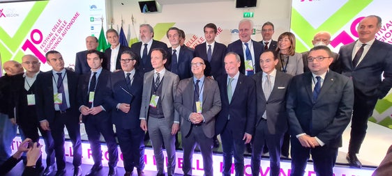 Foto di gruppo per i presidenti delle Regioni e delle Province autonome: Kompatscher è il quarto da destra in alto (Foto: Ufficio stampa Regione Autonoma Trentino-Alto Adige/Davide Cordua)