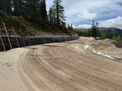 I lavori di messa in sicurezza sul tratto altoatesino del Passo di Valparola stanno procedendo regolarmente e in linea con il cronoprogramma stabilito dagli uffici competenti. (Foto: USP/Dipartimento Infrastrutture e Mobilità)