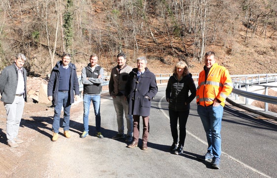 Da sinistra a destra l'assessore comunale, Gerhard Hofer, l'assessore provinciale, Daniel Alfreider, l'assessore comunale, Andreas Egger, l'assessore comunale Markus Plattner, il sindaco Paul Romen, l'assessore comunale, Monika Mair Reichhalter, e il direttore del Servizio strade della Provincia, Philipp Sicher, durante un'ispezione locale durante i lavori sulla strada provinciale per Avigna. (Foto: ASP/Helga Morandell)