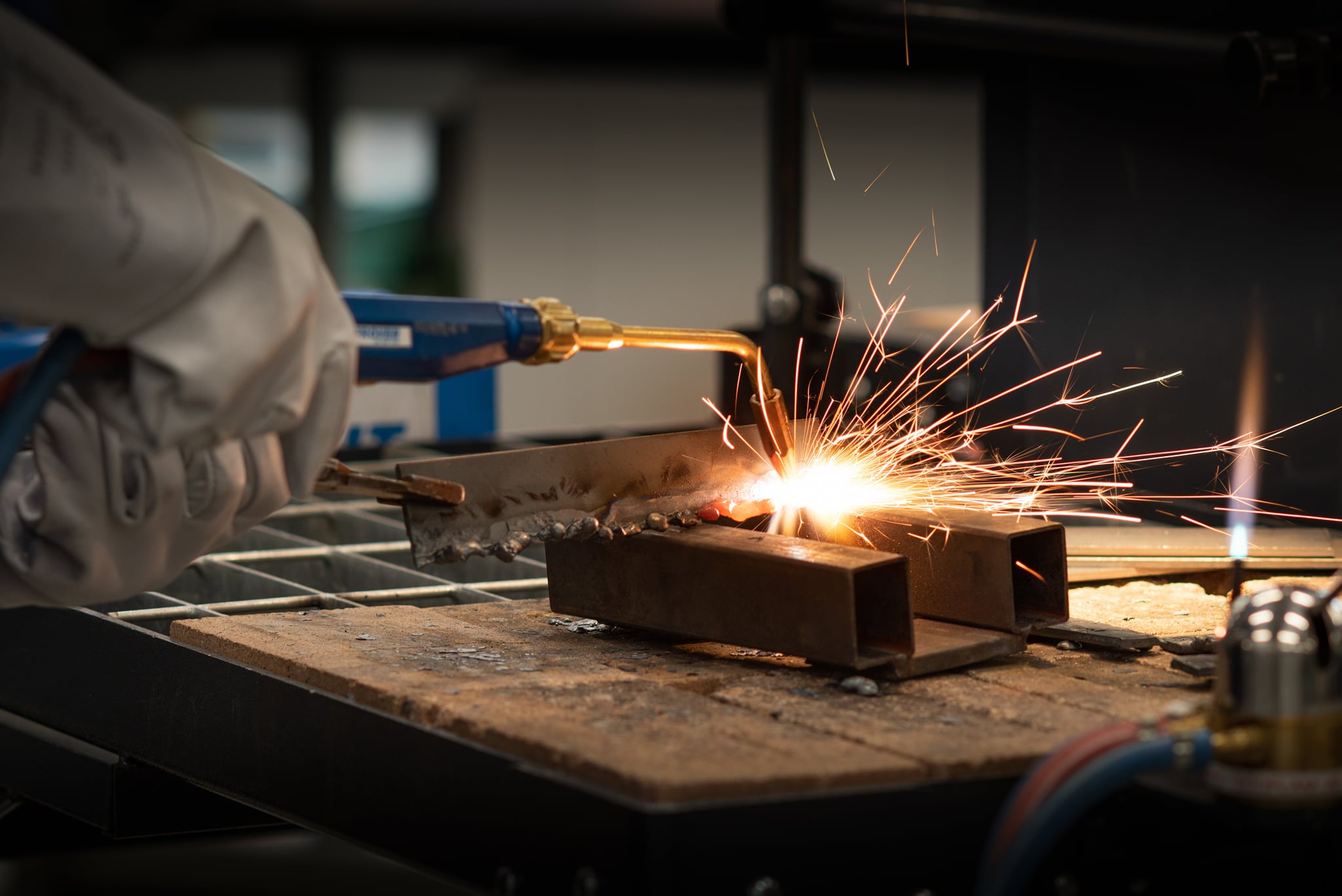 La Scuola professionale per l’artigianato e l’industria L. Einaudi di Bolzano ha avviato il primo corso per posatori di serramenti in lingua italiana. (Foto: Formazione professionale italiana) 