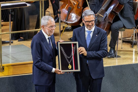 Il presidente federale austriaco Alexander Van der Bellen (a sinistra) viene insignito del Grand'Ordine di merito della Provincia autonoma di Bolzano. Il presidente della Provincia Arno Kompatscher (a destra) rende così omaggio a un convinto europeista e a un importante sostenitore dell'Alto Adige, che si impegna a favore dell'Autonomia e della collaborazione tra Vienna e Roma. (Foto: USP/Bernhard Aichner)