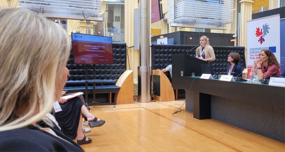 Die Ist-Situation der Gleichstellung zwischen Frauen und Männern auf Euregio-Landesebene stand im Zentrum der Euregio-Frauenversammlung in Bozen - am Rednerpult Ulrike Oberhammer, Präsidentin des Landesbeirats für Chancengleichheit für Frauen in Südtirol. (Foto: Euregio/Armin Gluderer)