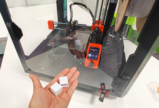 Plastikabfall aus der Brillenindustrie kann wiederverwertet werden: Zum Beispiel als Komponente bei der Herstellung von Plastikteilen über einen 3D-Drucker, wie das Projekt Micro-Alps verdeutlicht. (Foto: LPA/Ursula Pirchstaller)