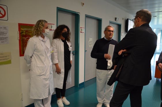 Il presidente Arno Kompatscher (da destra) a colloquio con Herbert Heidegger, primario del Reparto di ginecologia, e con le dottoresse Alexia Bestagno e Tania Dalsass (Foto: ASP) 