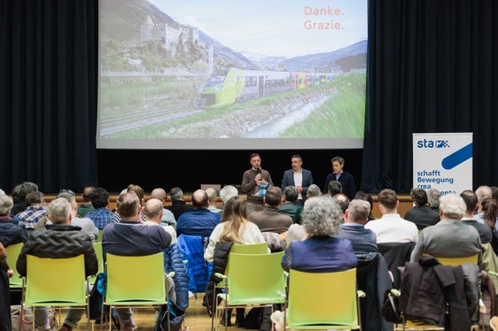 Die Elektrifizierung der Vinschger Bahn stand am 14. Jänner in Latsch im Mittelpunkt einer Informationsveranstaltung für Gemeinden- und Interessensvertretungen. (Foto: Sta/Ivan Brentegani)
