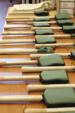 Il 7 marzo, ogni agente forestale ad aver passato il corso, ha ricevuto il proprio martello forestale personale, dotato di un'ascia sul davanti per rimuovere la corteccia e di un sigillo sul retro per contrassegnare gli alberi che vengono rimossi per una gestione forestale equilibrata. (Foto: USP/Maja Clara)