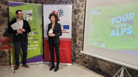 Da sinistra il responsabile della comunicazione del Tour of the Alps David Evangelista e la vicesegretaria generale dell'Euregio Elisa Bertò (Foto: Euregio/Armin Gluderer)