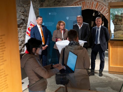 Unter anderem über die Weiterentwicklung der Berufsbilder und der Ausbildungsmöglichkeiten wolle man die sozialen Dienste stärken, betonte Landesrätin Rosmarie Pamer bei der Pressekonferenz im Anschluss an die Sitzung der Landesregierung auf Schloss Tirol (im Bild von links Landesrat Daniel Alfreider, Landesrätin Rosmarie Pamer, Bezirksgemeinschaftspräsident Ulrich Gamper und Landesrat Peter Brunner). (Foto: LPA/Fabio Brucculeri)
