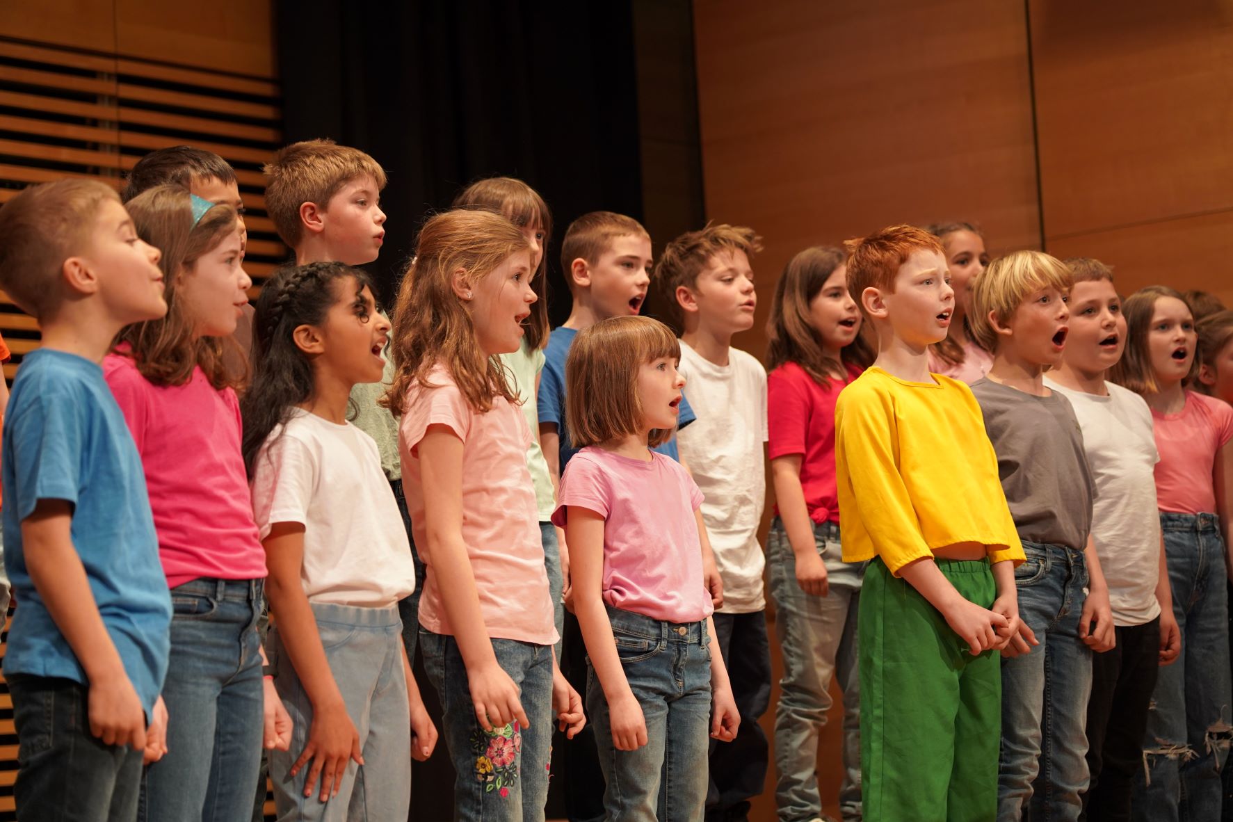 Der Chor Cool kids (MS Sterzing) trat beim Festkonzert unter der Leitung von Waltraud  Pörnbacher auf. (Foto: LPA/Konrad Pichler)
