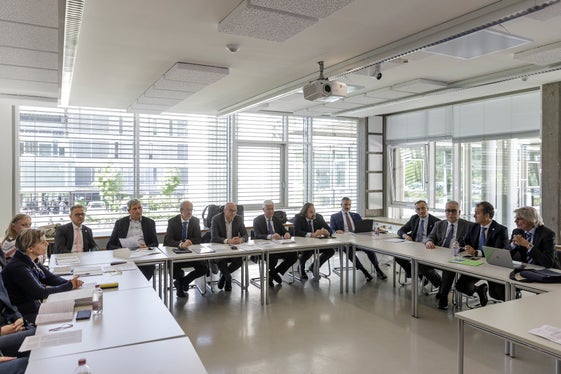 Scambio di opinioni sullo stato dei lavori per l'avvio di un Corso di studi di medicina a Bolzano: rappresentanti dell'Amministrazione provinciale, dell'Azienda sanitaria dell'Alto Adige, dell'Università Cattolica e della Claudiana all'incontro di ieri (Foto: ASP/Tiberio Sorvillo)
