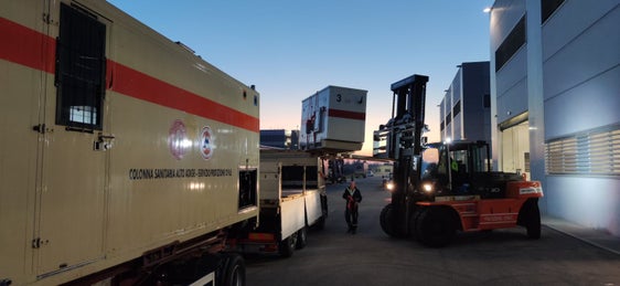 Gli aiuti umanitari sono stati trasportati da mezzi dei Corpo Permanente dei vigili del fuoco e della sezione della Croce Bianca della Protezione Civile e hanno raggiunto ieri il centro logistico di Palmanova, allestito dalla Protezione Civile della Regione Friuli-Venezia Giulia. (Foto: ASP/Agenzia per la protezione civile/Andreas Simmerle/Thomas Holzknecht)