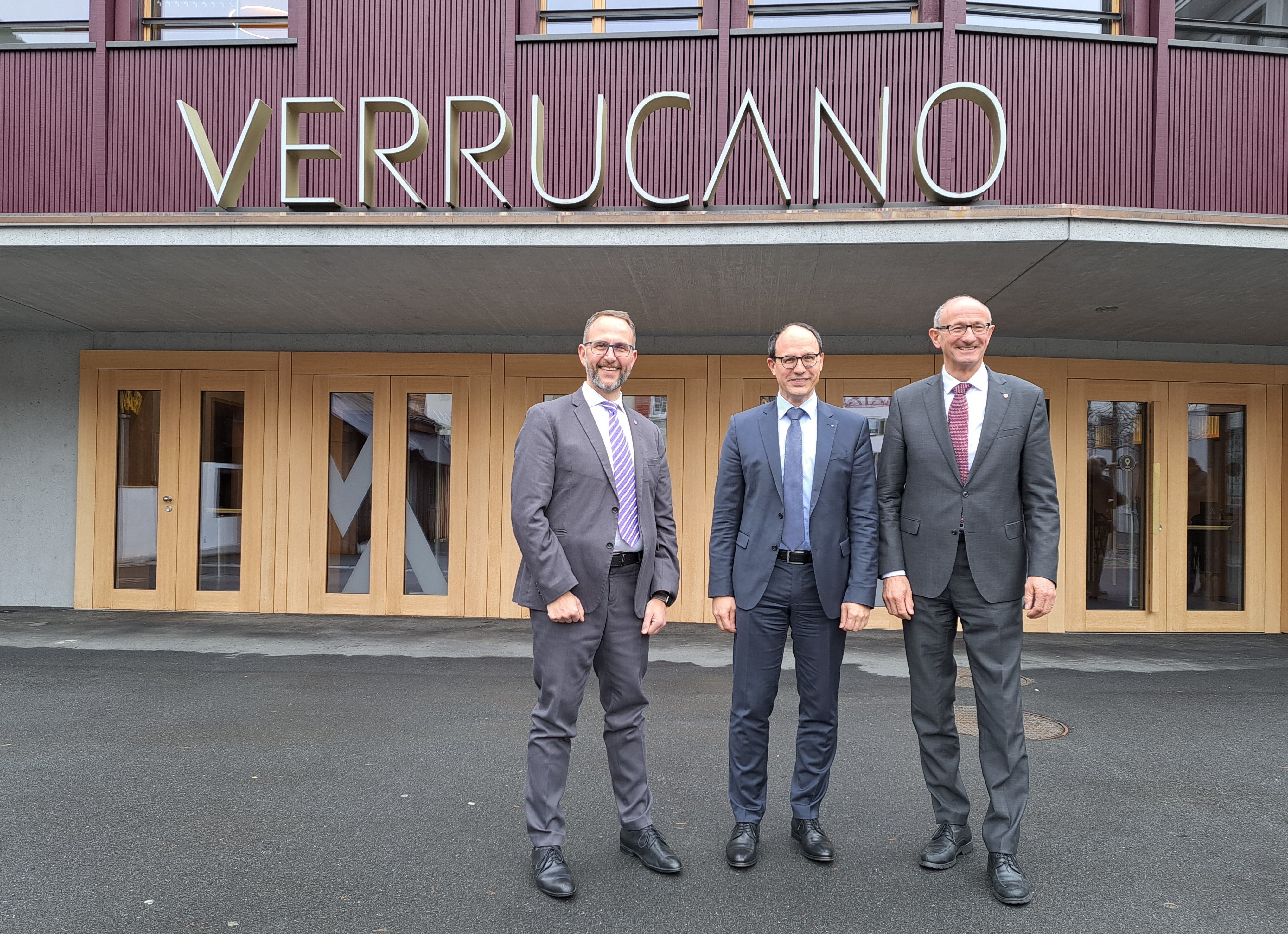 Il presidio odierno di Arge Alp che ha inaugurato a palazzo Verrucano a Mels (Svizzera) la Presidenza 2023 del Cantone di San Gallo: nella foto (da sinistra) Norman Gobbi, Marc Mächler e Anton Mattle (Foto: Cantone di San Gallo) 
