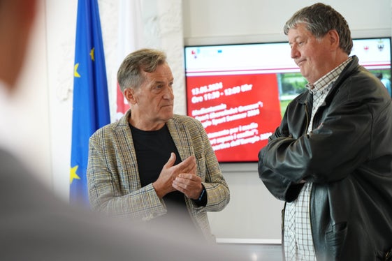 Die beiden Präsidenten der Fußballverbände aus Tirol, Josef Geisler, und Südtirol, Klaus Schuster. (Foto: Land Tirol/Brandhuber)