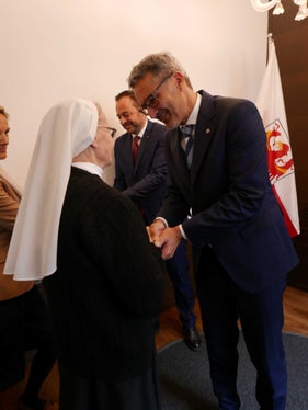 Il presidente Kompatscher ha consegnato le medaglie al merito a tre cittadine e cittadini altoatesini. (Foto: USP/Silvia Obwexer)
