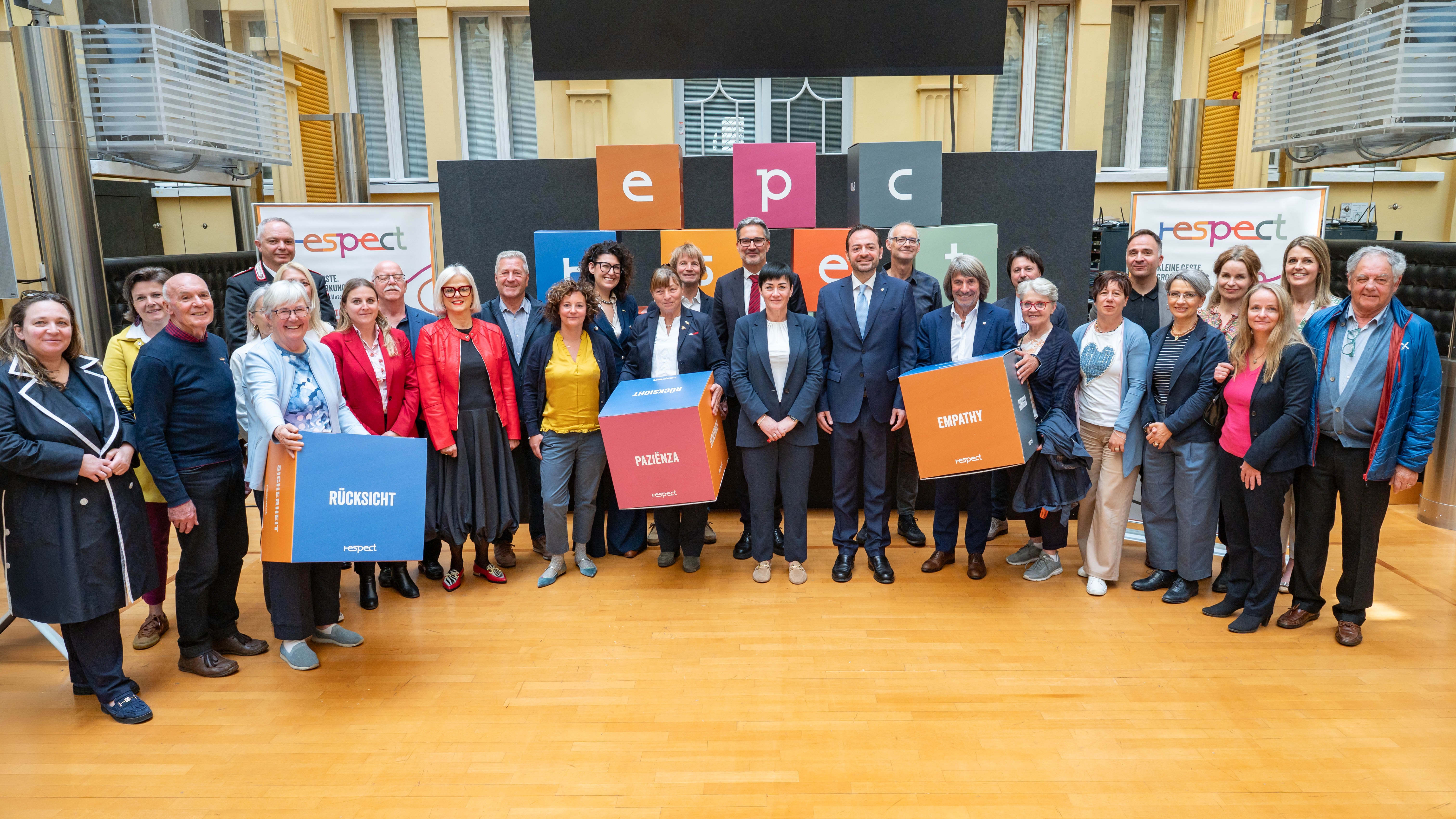 Die Kommunikationskampagne Respect wurde am 12. Mai im Innenhof des Palais Widmann von den Mitgliedern der Landesregierung und den Vertreterinnen und Vertretern des Partnernetzwerks vorgestellt. (Foto: LPA/Greta Stuefer)