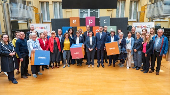 Die Kommunikationskampagne "Respect" wurde am 12. Mai im Innenhof des Palais Widmann von den Mitgliedern der Landesregierung und den Vertreterinnen und Vertretern des Partnernetzwerks vorgestellt. (Foto: LPA/Greta Stuefer)