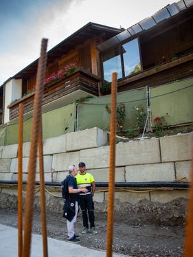 Die Baustellen zur Verstärkung des Hochwasserschutzes entlang des Eisacks befinden sich in unmittelbarer Nähe zu Wohngebieten. (Foto: LPA/Fabio Brucculeri)
