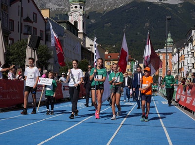 La sfilata dei giovani talenti sportivi nel centro di Innsbruck durante l’EuregioSprintChampion (Foto: Euregio/Guido Steinegger)