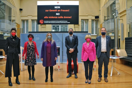 Gemeinsam gegen Gewalt an Frauen: Anna Wieser (Vorsitzenden der Beirats-Arbeitsgruppe "Gegen Gewalt an Frauen"), Donatella Califano (Vizepräsidentin Beirat), Ulrike Oberhammer (Präsidentin Beirat), LH Kompatscher, Landesrätin Deeg und Landesrat Bessone. (Foto: LPA/Carmen Kollmann)