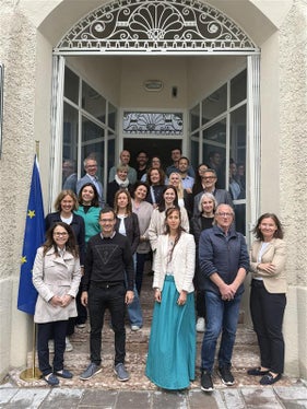 Insieme, svilupperanno la strategia per il prossimo periodo di programmazione: La Task Force 2028+ con Martha Gärber (seconda fila davanti, all'estrema sinistra), direttrice della Ripartizione Europa e il vicedirettore Peter Paul Gamper (prima fila, secondo da sinistra). (Foto: USP/Ripartizione Europa)