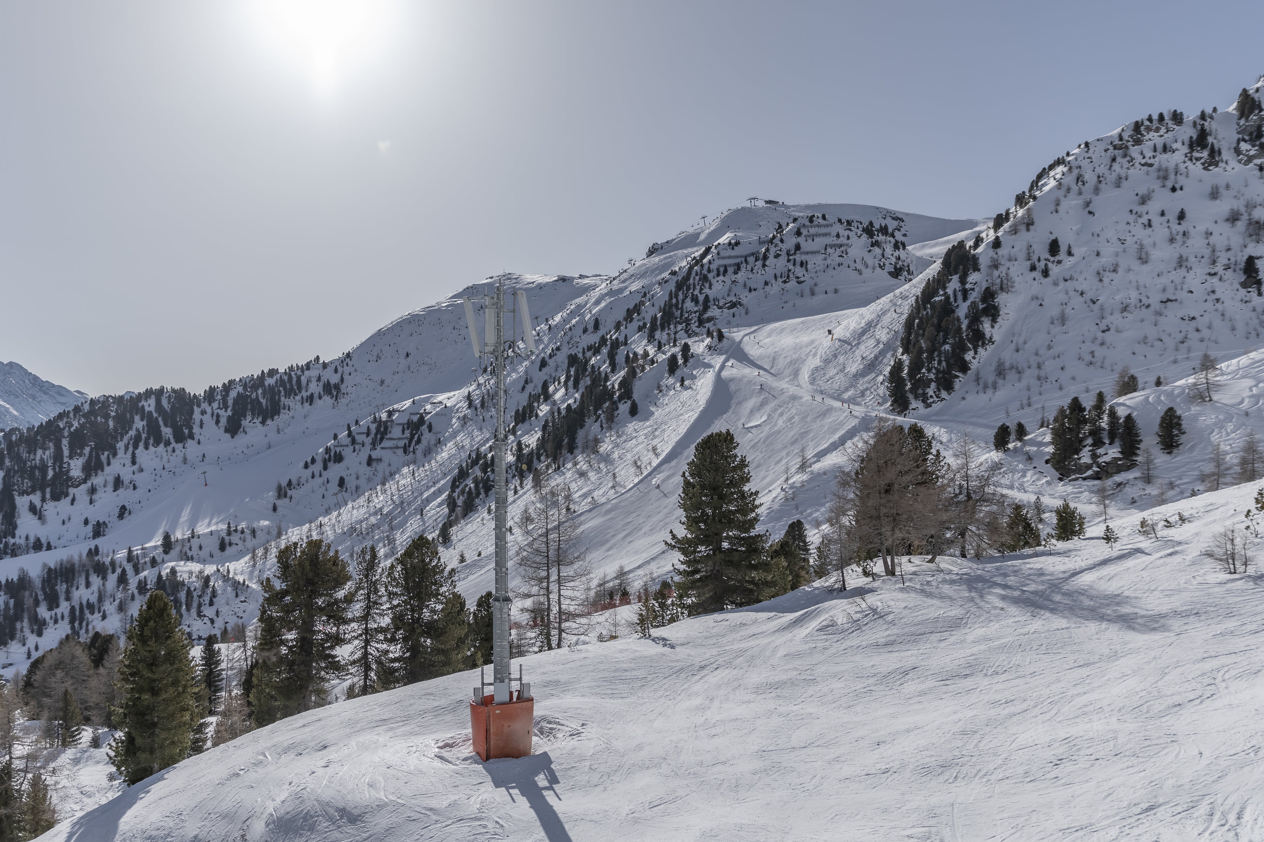 Il comprensorio sciistico di Monte Spico ha realizzato l'infrastruttura di trasmissione e ha posato le linee elettriche necessarie. RAS si è occupata dell'acquisto e dell'installazione dei trasmettitori, del collegamento dei cavi in fibra ottica e si occupa del funzionamento continuo (Foto: Speikboden-Skiworld Ahrntal/Pierre Sieberin)