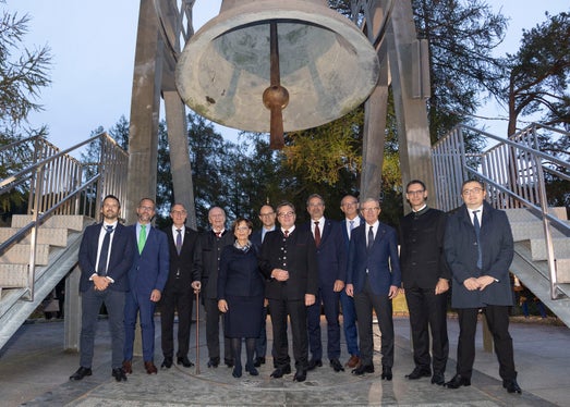 Bei der Friedensglocke des Alpenraumes in Mösern: v.l. Untersekretär Gabriele Barucco (Lombardei), Norman Gobbi, Departementvorsteher Christian Rathgeb (Graubünden), LH a.D. Alois Partl, Staatsministerin a.D. Emilia Müller (Bayern), LH Marc Mächler (St. Gallen), LH Günther Platter, LH Arno Kompatscher (Südtirol), LR Anton Mattle, LH Wilfried Haslauer (Salzburg), LH Markus Wallner (Vorarlberg), LH Maurizio Fugatti (Trentino) (Foto: Land Tirol/Die Fotografen)