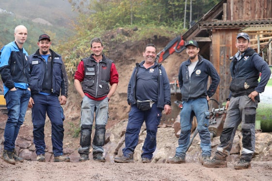 Baustelle Steineggerbach (von links): Amtsdirektor Thomas Thaler, Bernhard Hofer, Florian Lampacher, Vorarbeiter Erwin Marth, Freddy Unterthurner, Thomas Unterthurner (Foto: LPA/Maja Clara)