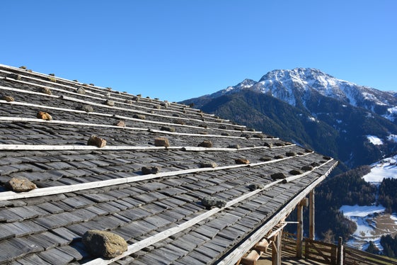 Rund ein Viertel der Gesamtsumme an Landschaftspflegebeiträgen im Jahr 2022 entfiel auf die Erhaltung von Schindeldächern. (Foto: LPA/Marcella Morandini)