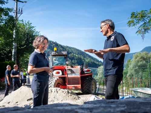 Auskünfte über Planung und Umsetzung der Projekte der Wildbachverbauung erhielt Landeshauptmann Arno Kompatscher unter anderem von Bauleiterin Caterina Ghiraldo. (Foto: LPA/Fabio Brucculeri)