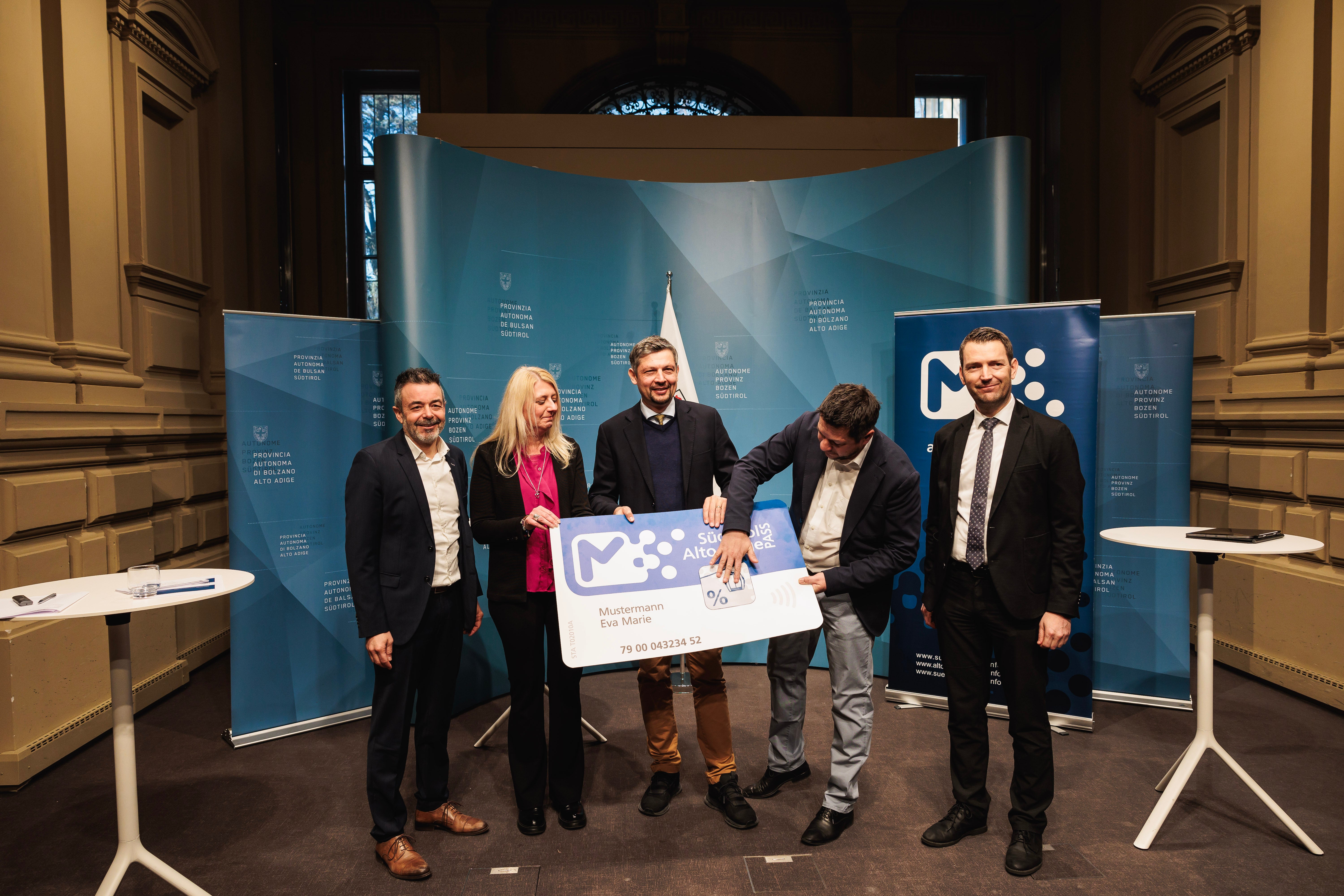 Sta-Generaldirektor Joachim Dejaco, die Geschäftsführerin der Verbraucher Zentrale Südtirol Gunde Bauhofer, Mobilitätslandesrat Daniel Alfreider, der Präsident des Verbands der Seilbahnunternehmer Südtirols Helmut Sartori und der Direktor des Mobilitätsressorts Martin Vallazza haben die Seilbahnaktion 2025 vorgestellt. (Foto: LPA/Ivan Brentegani)