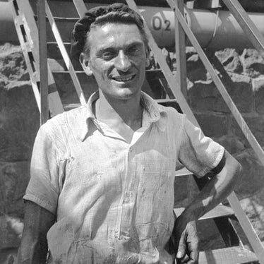 Sisto Sisti (1906–1981), Angestellter des Montecatini-Werks und autodidaktischer Fotograf (hier selbst im Bild), hinterließ über 13.000 Bilder des Lebens auf dem Gelände des Chemiewerks und der Werkssiedlung von Montecatini in Sinich bei Meran. (Foto: Sisto Sisti, Fotoarchiv des Südtiroler Landesarchivs)