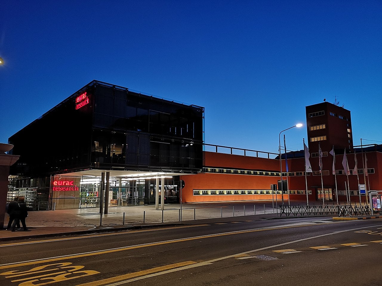Tra i 36 progetti vincitori del primo bando Biodiversa+, due prevedono la presenza di enti di ricerca altoatesini, EURAC Research (nella foto la sede di Bolzano) e il Centro di sperimentazione Laimburg (Foto: ASP/Eurac)