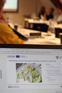 In questi giorni si è tenuto l'incontro dei collaboratori dei servizi di prevenzione valanghe dell'area germanofona alla Casa della Pesa a Bolzano. (Foto: USP/Maja Clara)