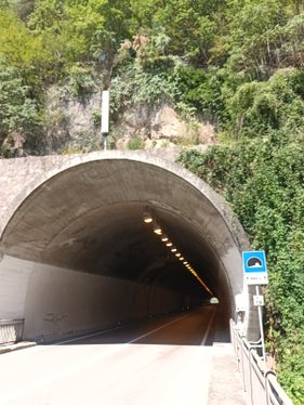 Grazie al nuovo sistema DAS è ora garantita una connessione senza interruzioni nelle gallerie da Bolzano alla Val Sarentino. Il prossimo gruppo di gallerie entrerà in funzione l’11 settembre, interessando i territori di Bolzano, Laives e Ora. (Foto: USP/Ufficio Opere ambientali e infrastrutture)