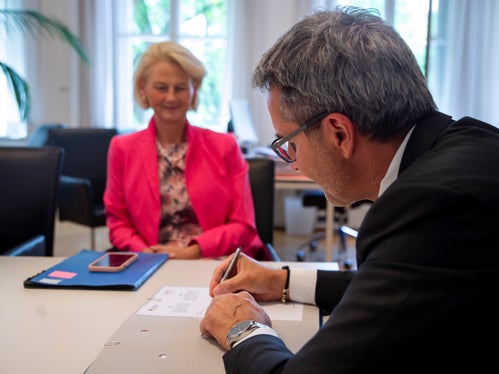 Studentinnen und Studenten können über das Praktikum Einblick in die Tätigkeit der Verwaltung gewinnen: Landeshauptmann Arno Kompatscher und die Rektorin der Leopold-Franzens-Universität Innsbruck bei der Unterzeichnung des Abkommen. (Foto: LPA/Fabio Brucculeri)