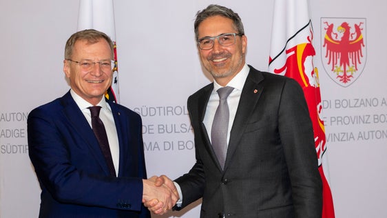 A sottolineare il vivace scambio a livello politico, economico, di ricerca e di istruzione: (da sinistra) i presidenti Stelzer e Kompatscher (Foto: ASP/Fabio Brucculeri) 