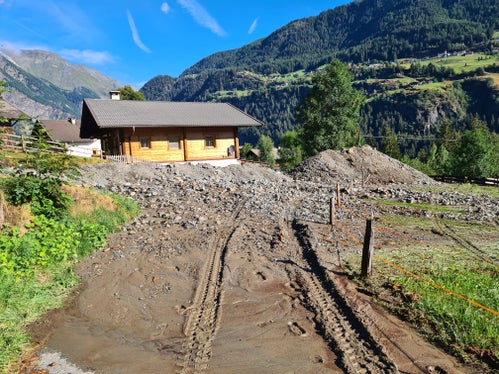 Bei einem Murgang im Kuglerquellbach in Breiteben/Moos in Passeier drang auch Wasser in den Keller eines Hauses ein. (Foto: LPA/Landesamt für Wildbach- und Lawinenverbauung West)