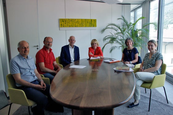 Condividere l'importanza di Lebenshilfe: nella foto (da sinistra) il direttore di Lebenshilfe il vicepresidente, Wolfgang Obwexer, il vice presidente di Lebenshilfe, Armin Reinstadler, il neo presidente Roland Schoffenegger, l'assessora Waltraud Deeg, Ute Gebhard e Verena Moser, entrambe dell'Ufficio persone con disabilità. (Foto: ASP/Greta Stuefer)