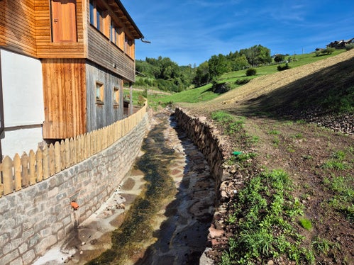Nella zona intermedia del rio Cuggal sono stati effettuati lavori di consolidamento per garantire la sicurezza del maso Kardatscherhöfe. (Foto: USP/Ufficio Sistemazione bacini montani sud/Hansjörg Prugg)