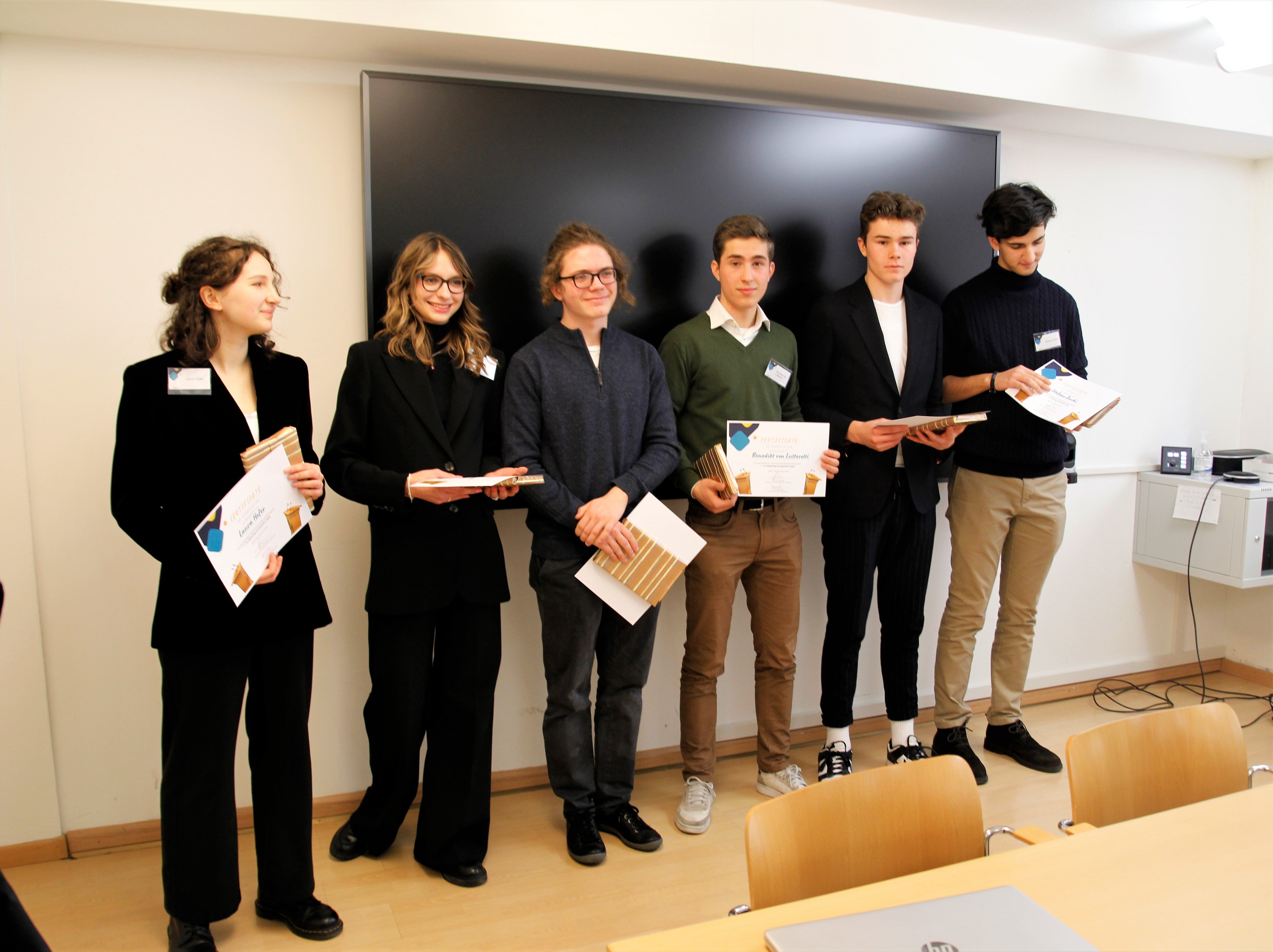 Das Siegerteam Franziskanergymnasium Bozen, dazu gehören (v.l.) Laura Hofer, Elsa Maria Natale, Tobias Vale, Benedikt von Lutterotti, Felix Zozin, Stefano Zocchi, wird im Frühjahr am Englisch-Wettbewerb in Trient teilnehmen. (Foto: LPA/Bildungsdirektion)