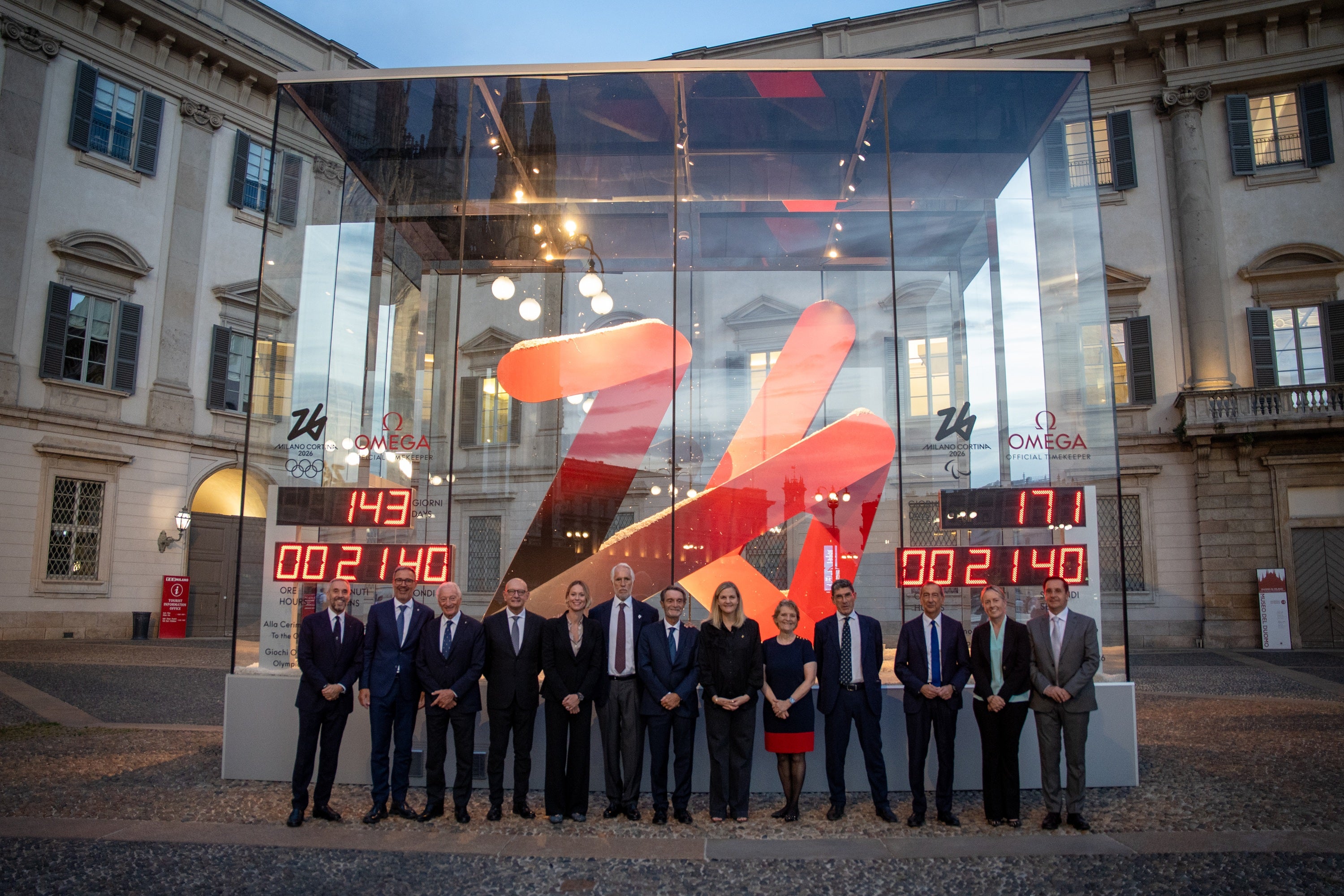 Eine Delegation der Winterspiele Mailand Cortina 2026 (darunter Landeshauptmann Arno Kompatscher, 2. von links) hat in Mailand IOC-Präsidentin Kirsty Coventry (6. von rechts) getroffen. (Foto: Milano Cortina 2026)