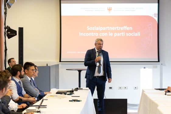 Nel corso dell’incontro con le parti sociali e i gruppi di interesse, il direttore generale della Provincia Alexander Steiner ha presentato i primi indici del bilancio provinciae. (Foto: ASP/Visualite/Luca Guadagnini)
