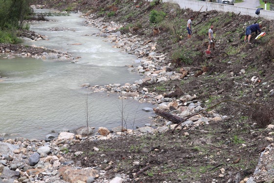 Dieses Projekt an der Rienz in Olang umfasst die Anpassung der Sektionen und die Aufwertung des Flussraumes: Die Wildbachverbauung hat das Flussbett morphologisch gestaltet, Störsteine eingebaut und Fischunterstände eingerichtet, jetzt werden noch die Uferböschungen bepflanzt. (Foto: LPA/Maja Clara)