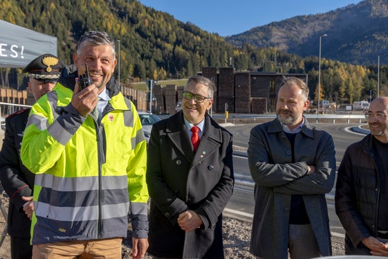 “La rotatoria migliorerà la sicurezza e la funzionalità di un importante nodo viario lungo la strada statale della Val Pusteria. Con l’apertura odierna al traffico su due corsie abbiamo raggiunto una prima tappa fondamentale verso la realizzazione dell’intero progetto”, ha sottolineato l’assessore provinciale Daniel Alfreider.  (Foto: USP/Imprexa/Aldo Menestrina)