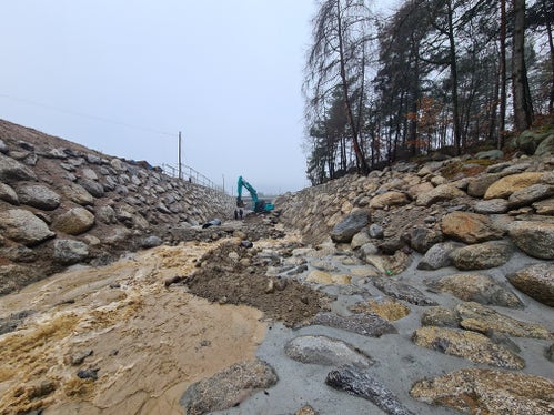 Die Wildbacharbeiter haben den Abflussdurchschnitt in einem Abschnitt des Zielbachs in Partschins ausgebaut und erweitert, bestehende Sperren abgebrochen und das Bachbett abgesenkt. (Foto: LPA/Landesamt für Wildbach- und Lawinenverbauung West)