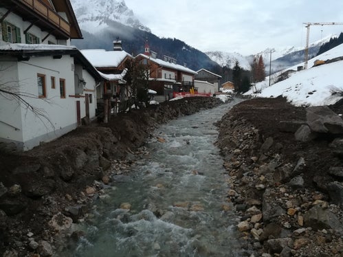 Der Bautrupp der Agentur für Bevölkerungsschutz hat den Uferschutz am Pragserbach (im Bild) auf einer Länge von 450 Metern durch die Ortschaft Schmieden wieder hergestellt. (Foto: Agentur für Bevölkerungsschutz/Amt für Wildbach- und Lawinenverbauung Ost)